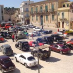 Le auto storiche in piazza Odierna a Ragusa Ibla