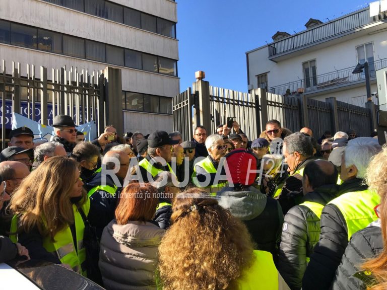 Banca Agricola di Ragusa, la protesta dei 'gilet gialli'